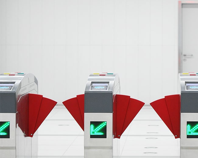 Pantalla para la puerta de acceso a la estación